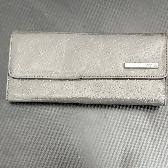 Kenneth Cole Reaction Embossed Silver Wallet - Picture 1 of 4